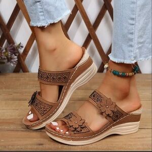 NWOB Fashion Womens Brown Flower & Rhinestone Open Toe Wedge Sandal